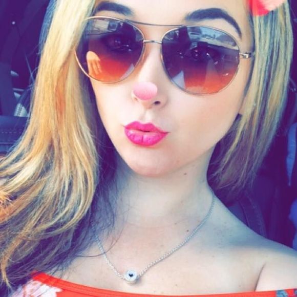 Meet your Posher, Patricia - Picture 1 of 2